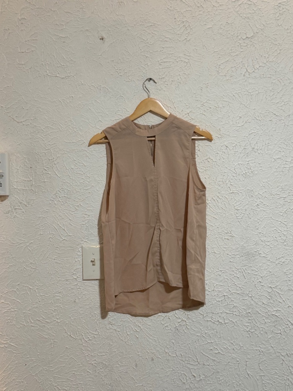 Forever 21 Women’s Medium Beige Keyhole Sleeveless Blouse